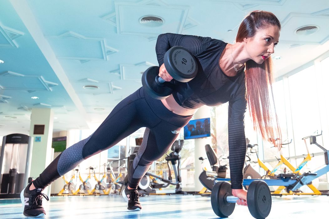 Bezpieczne i zdrowe treningi: Wskazówki dla kobiet, jak zachować bezpieczeństwo na siłowni